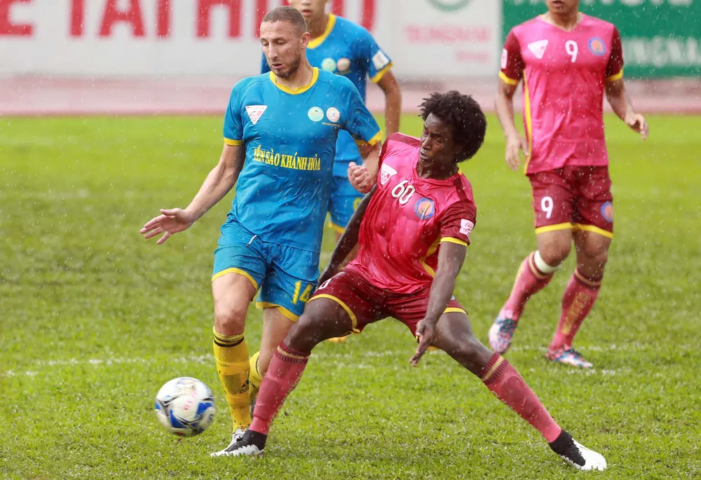 Phun nước bọt vào mặt nhau, 2 cầu thủ bị phạt nặng ảnh 2